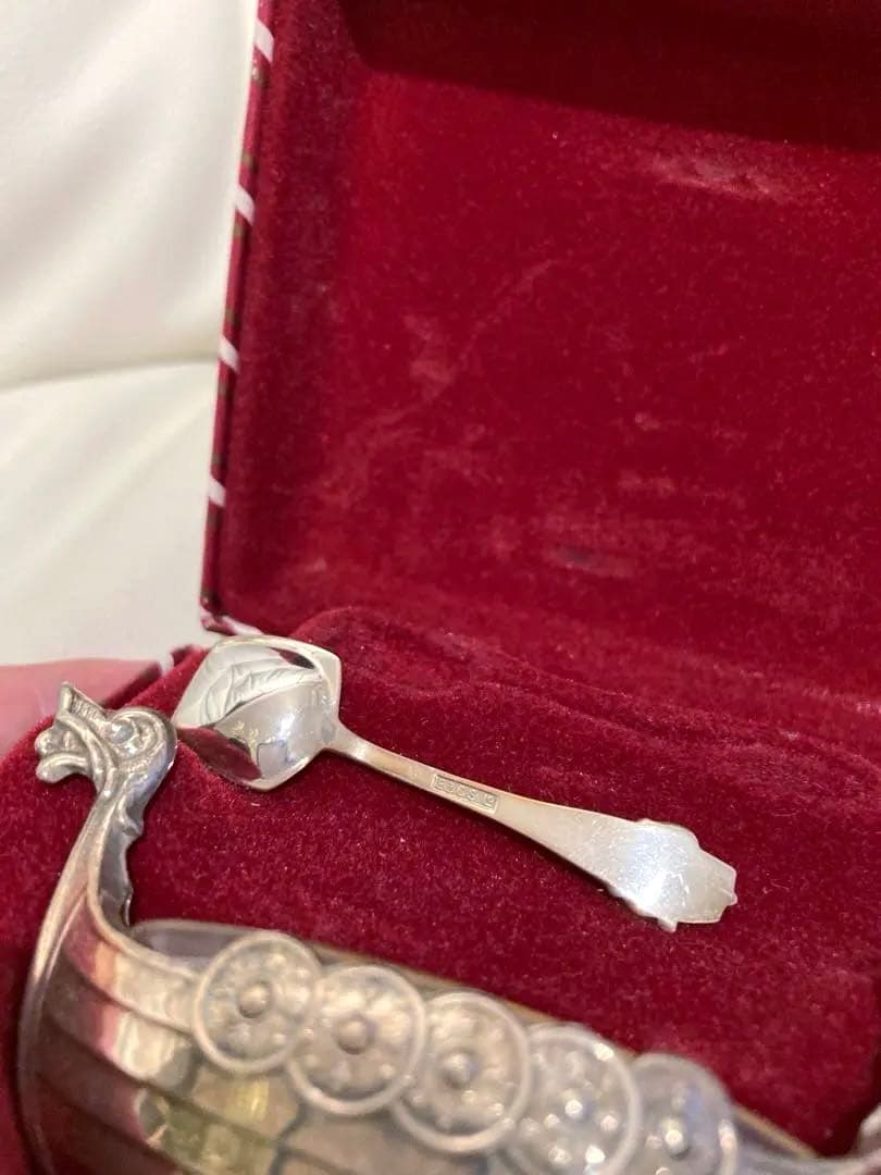 銀製バイキング船型容器とスプーン