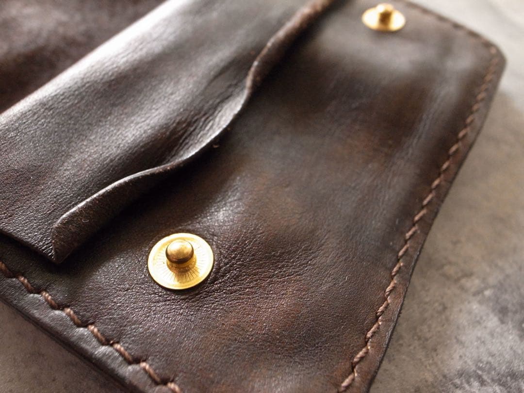 手染めと手縫いで仕上げたショートトラッカーウォレット