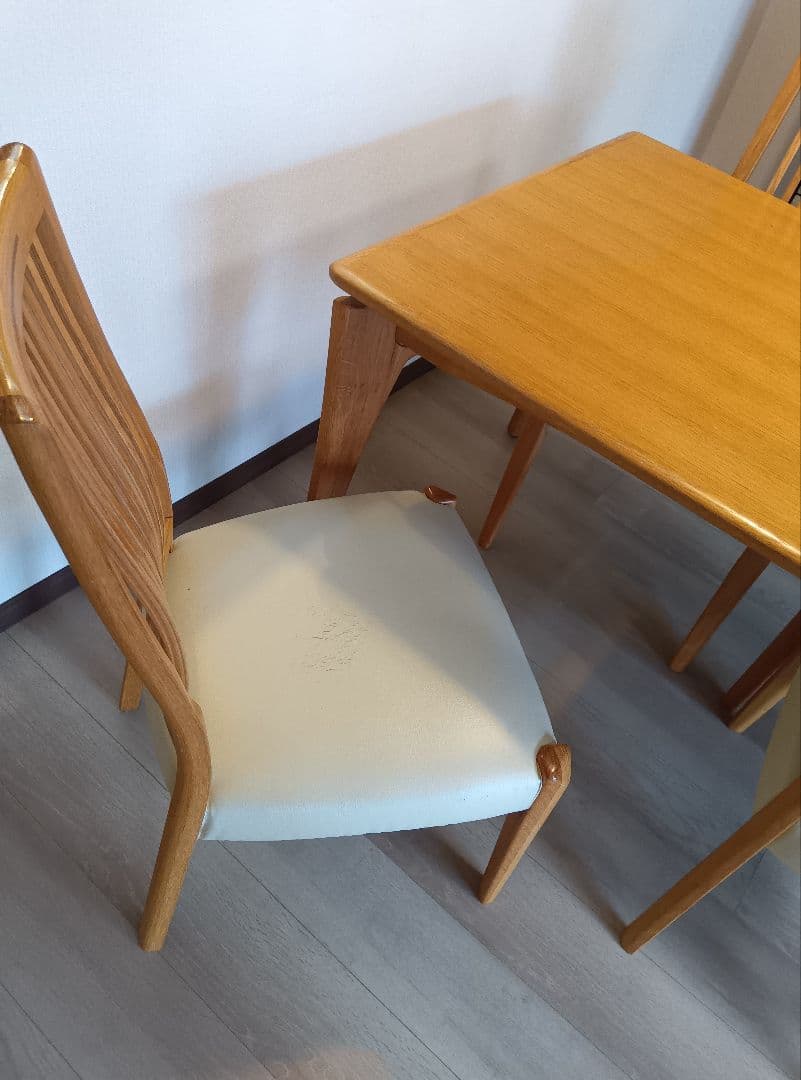 木製ダイニングテーブルと椅子4脚セット