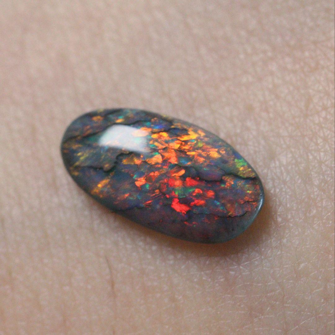 見上げた木の花　オーストラリア　ライトニングリッジ産　ブラックオパール