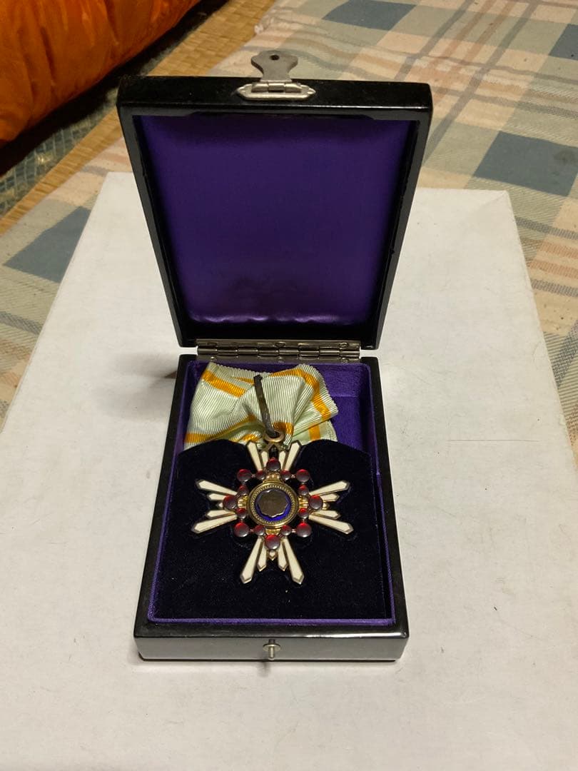 勲三等瑞宝章・勲章。【箱入美品／祖父の所有物でした】。