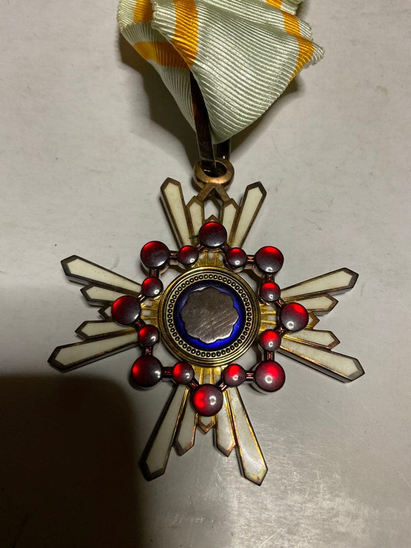 勲三等瑞宝章・勲章。【箱入美品／祖父の所有物でした】。