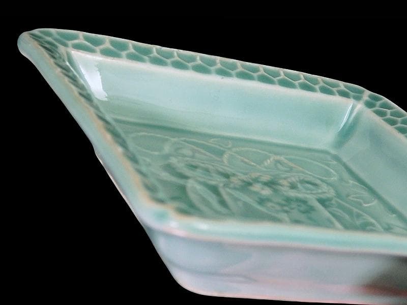 渋草焼　青磁　陽刻　巾着に桜の図　五陶　四方角皿　F348AS-fbuk