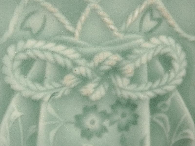 渋草焼　青磁　陽刻　巾着に桜の図　五陶　四方角皿　F348AS-fbuk