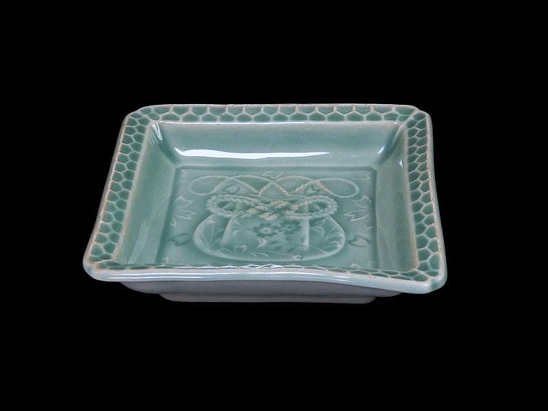 渋草焼　青磁　陽刻　巾着に桜の図　五陶　四方角皿　F348AS-fbuk