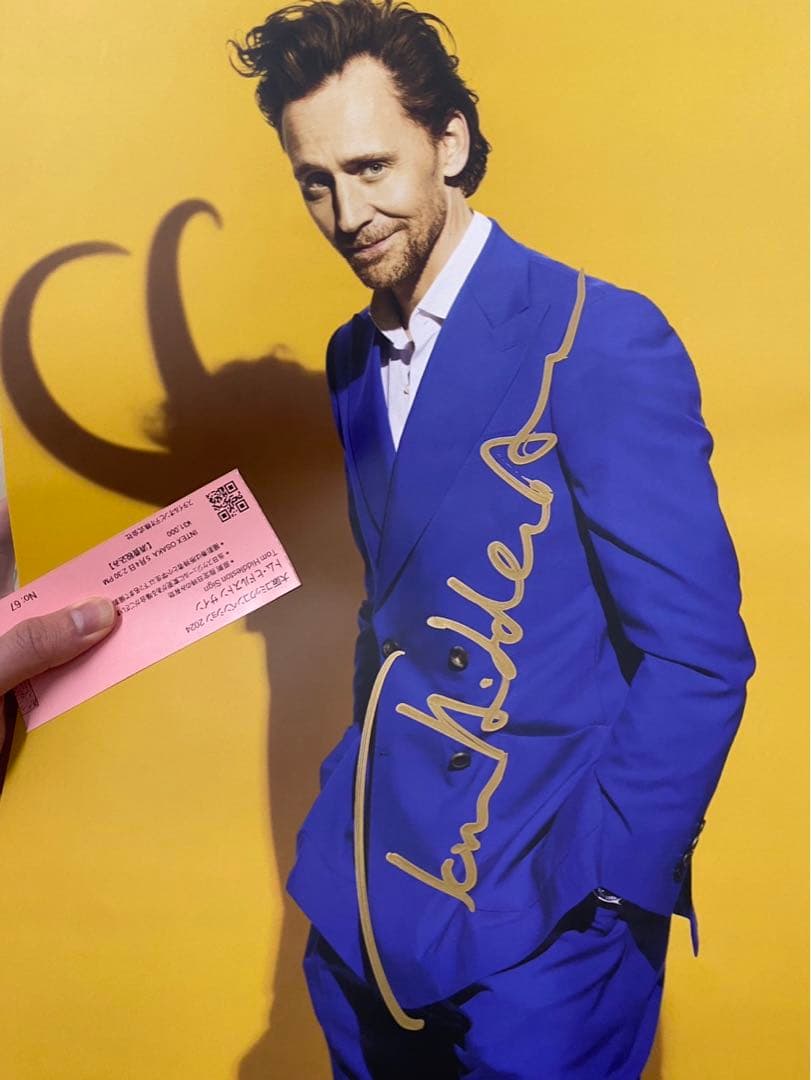 トムヒドルストン直筆サインA3サイズ