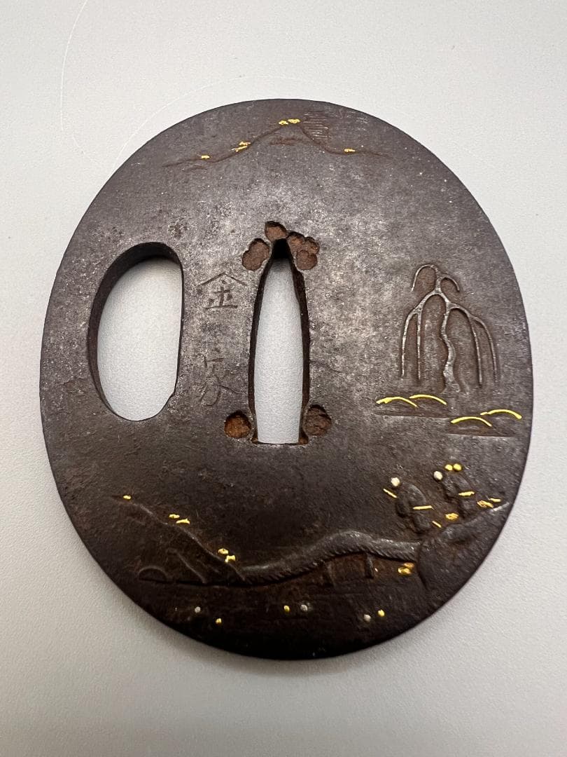 江戸期　小鉄鍔　人物風景図　金銀象嵌　金家在銘　刀装具　重量約52g　専用箱付