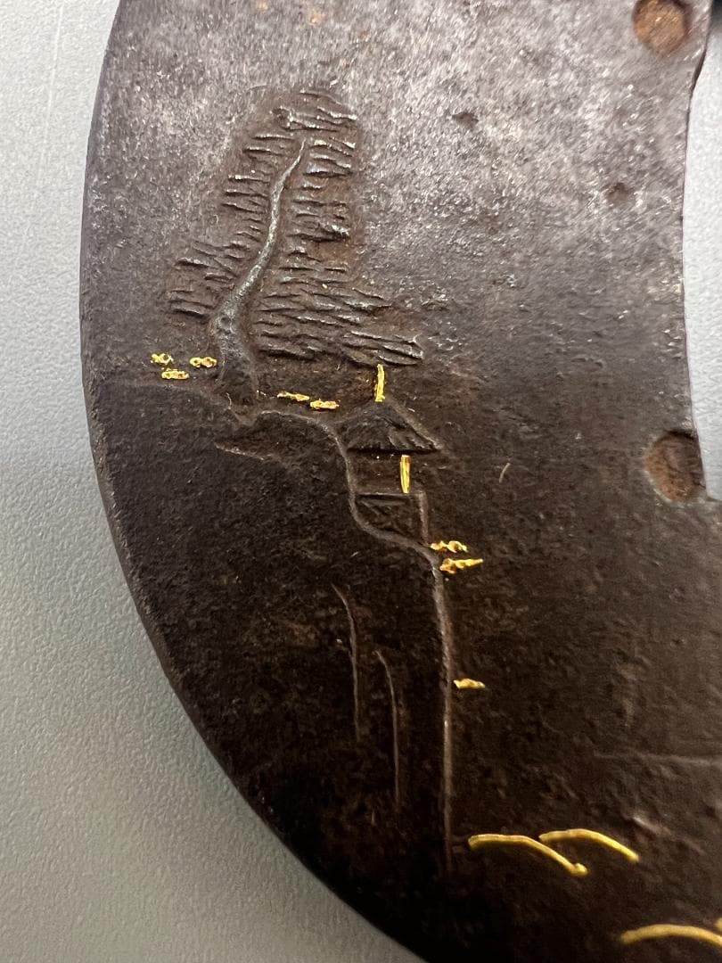 江戸期　小鉄鍔　人物風景図　金銀象嵌　金家在銘　刀装具　重量約52g　専用箱付