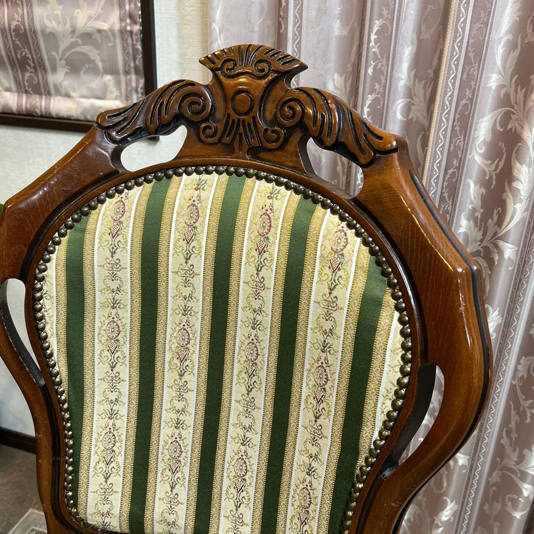 クラシックスタイルのダイニングチェア