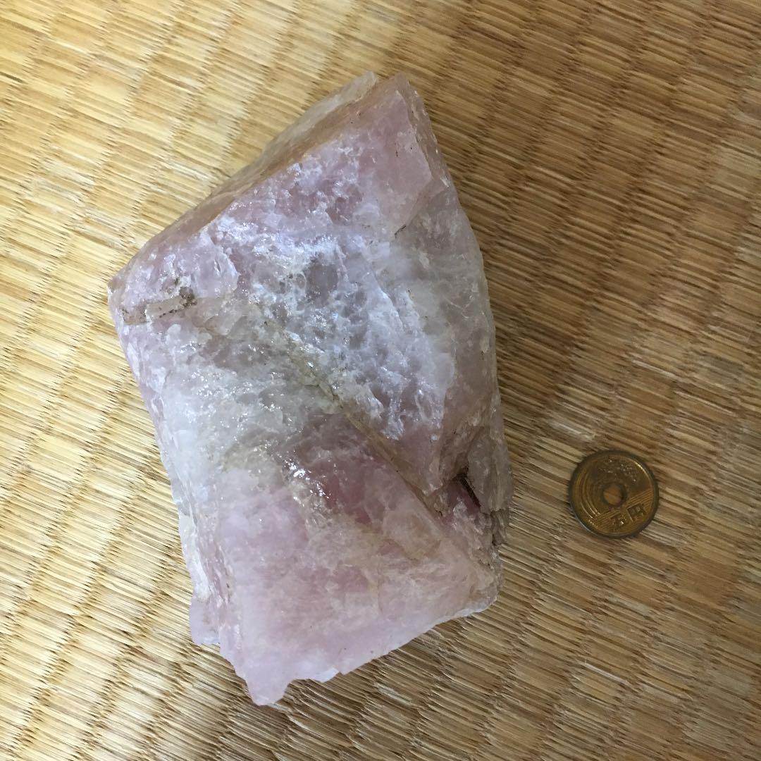 水晶の巨大原石(ピンク色)