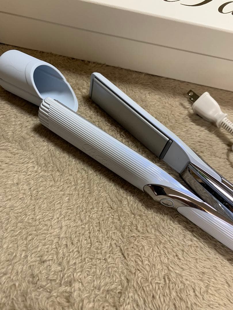 新品箱入り　保証書付き　リファ　ストレートヘアアイロン　ホルダー付き