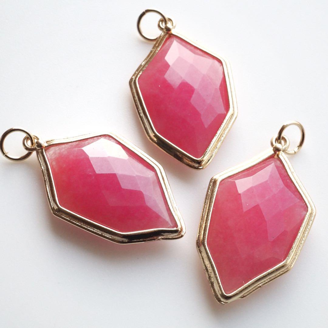 【Ruby】ロゼ翡翠の枠留めネックレストップ