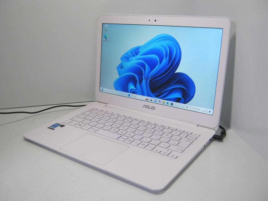 ASUS UX305FA SSD256 MEM8 Win11動作　ホワイト