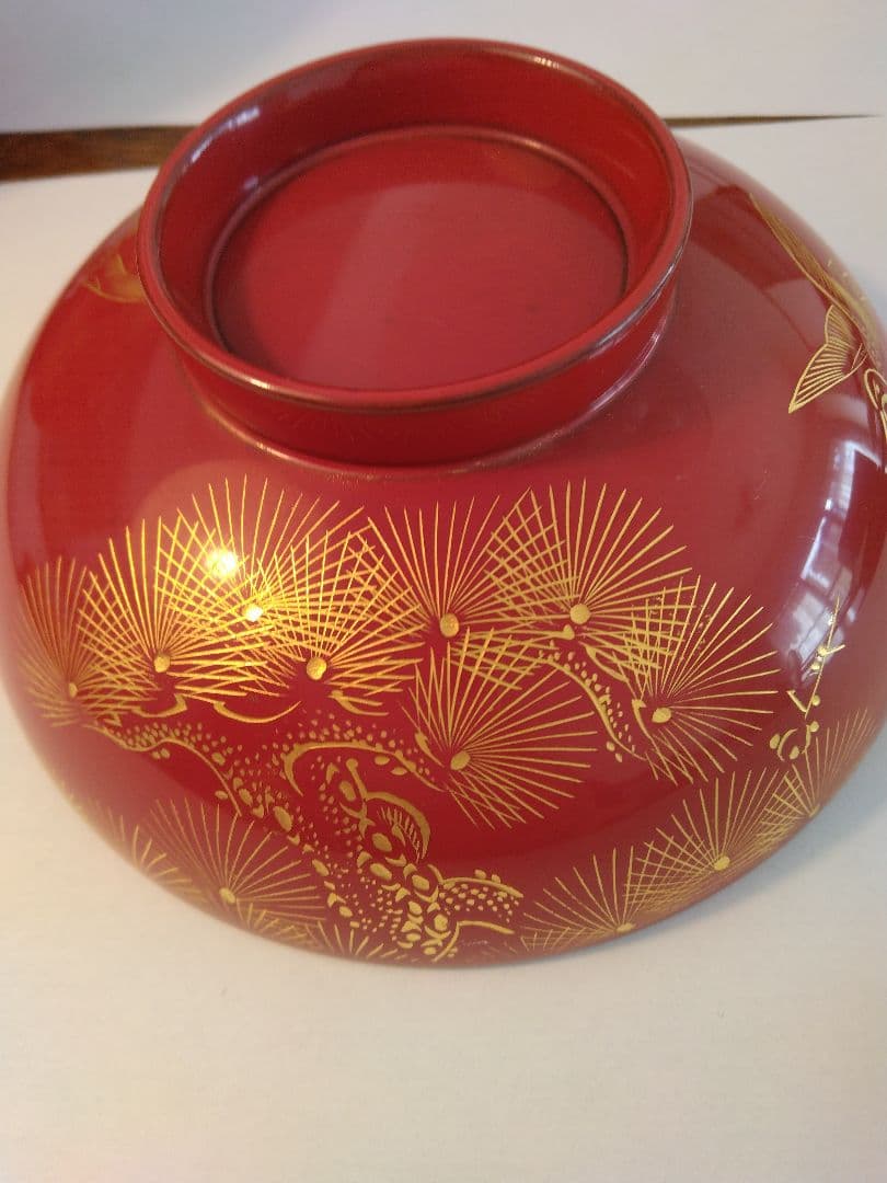 輪島塗赤い漆器 椀 金色の模様