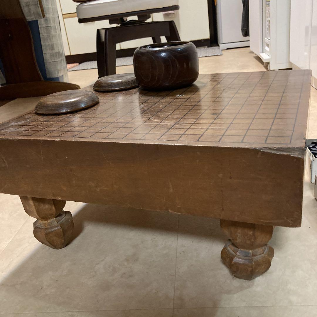 碁石と碁盤です。白い碁石は貝でできている。古いものです。碁盤はヒノキらしいです