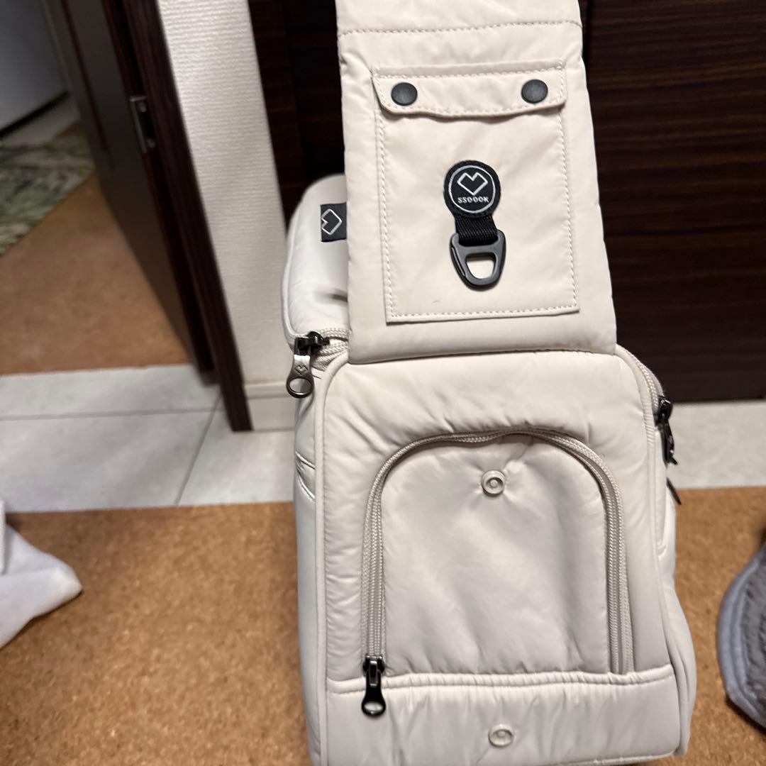 ssoook 犬用キャリーバッグ ホワイト(Mサイズ)左に担ぐタイプ