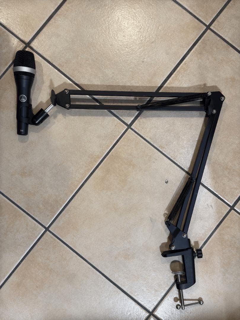 AKG D5 ボーカル用 ダイナミック・マイクロホン（箱、アームスタンド付き）