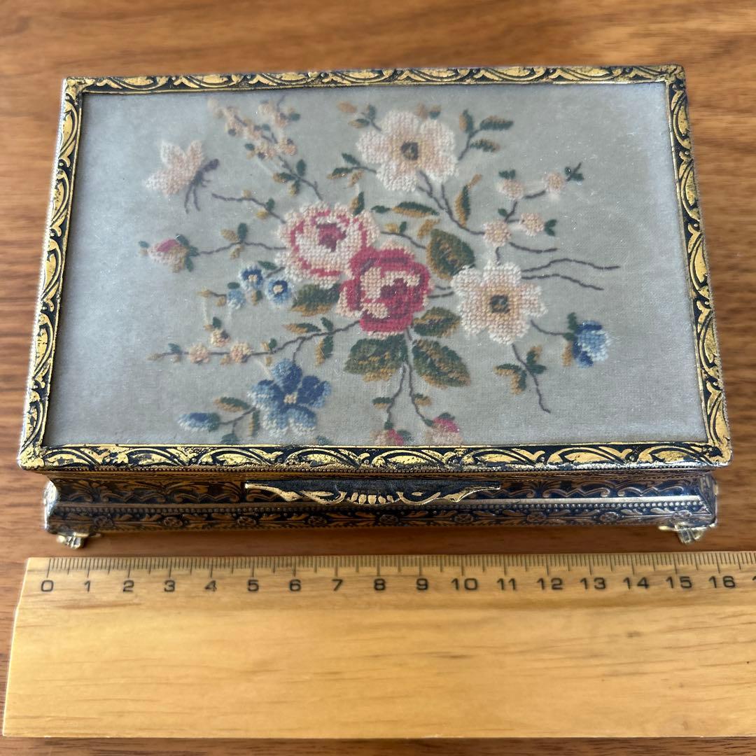 アンティーク 花柄刺繍 ボックス　プチポワン