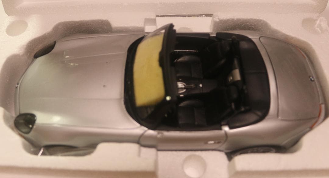 BMW Z8 「007 ワールドイズノットイナフ」バージョン １／１８中古品