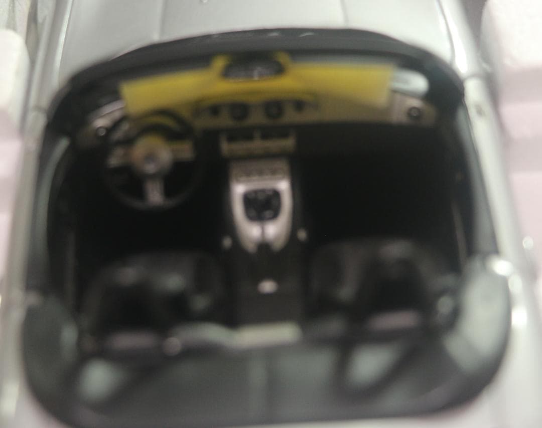 BMW Z8 「007 ワールドイズノットイナフ」バージョン １／１８中古品