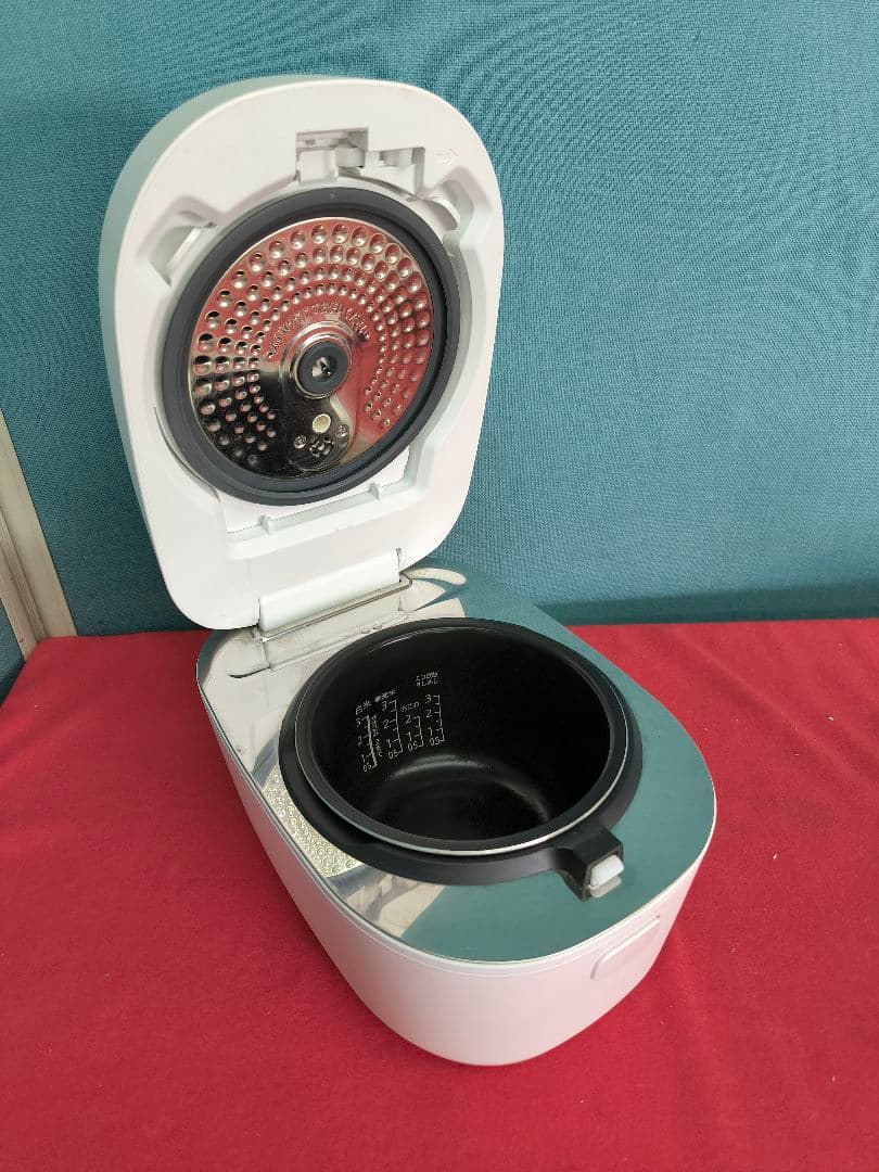 2023年製美品　シャープ IH炊飯器 3合 一人暮らし　KS-HF05B-W