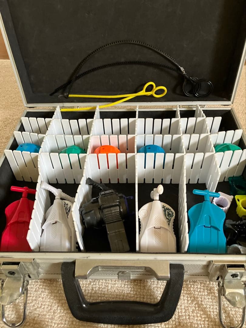 ベイブレードセット 24個 パーツ　ランチャー10個　シルバーケース付き