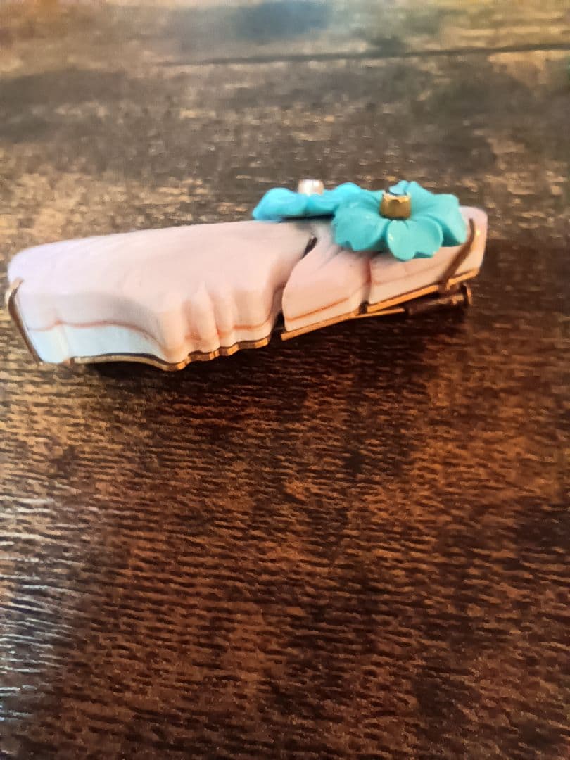 K18の女性横顔と花型ブルーストーン装飾ペンダント