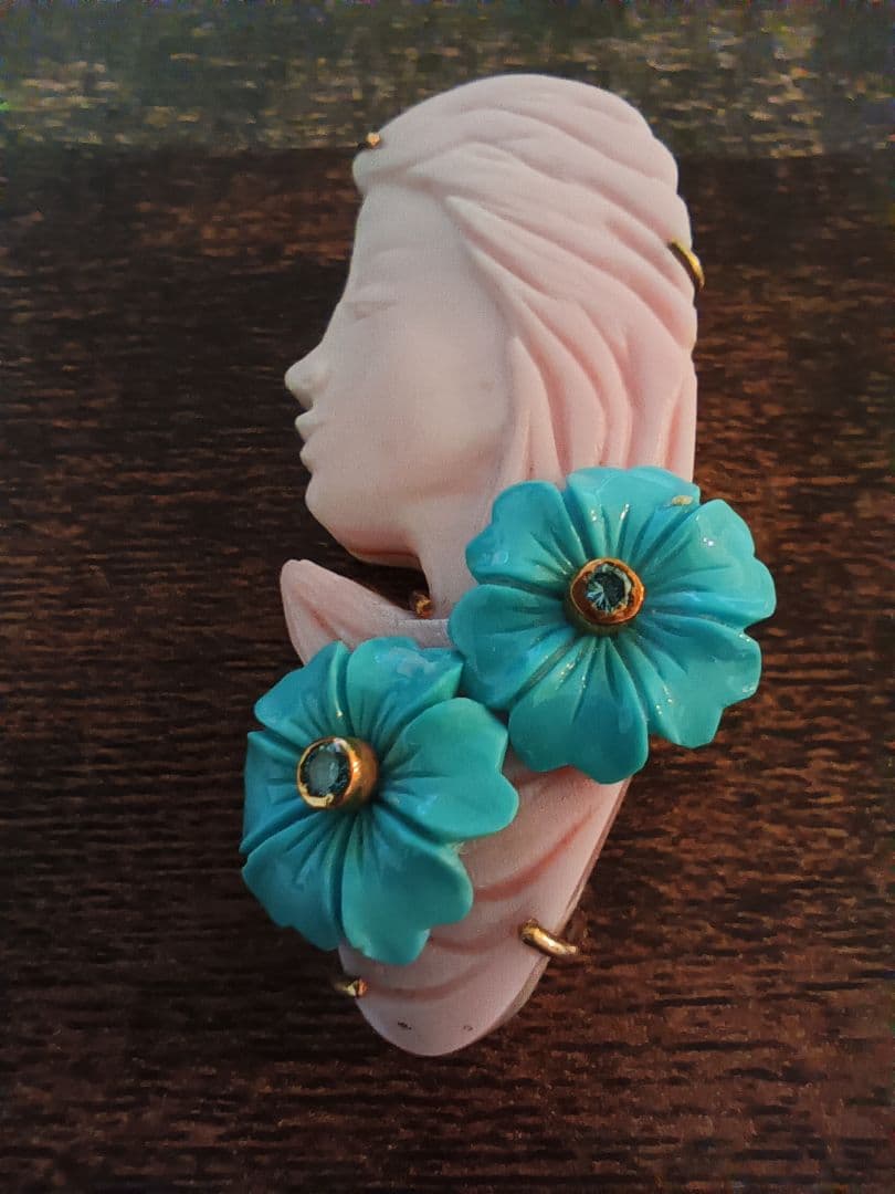 K18の女性横顔と花型ブルーストーン装飾ペンダント