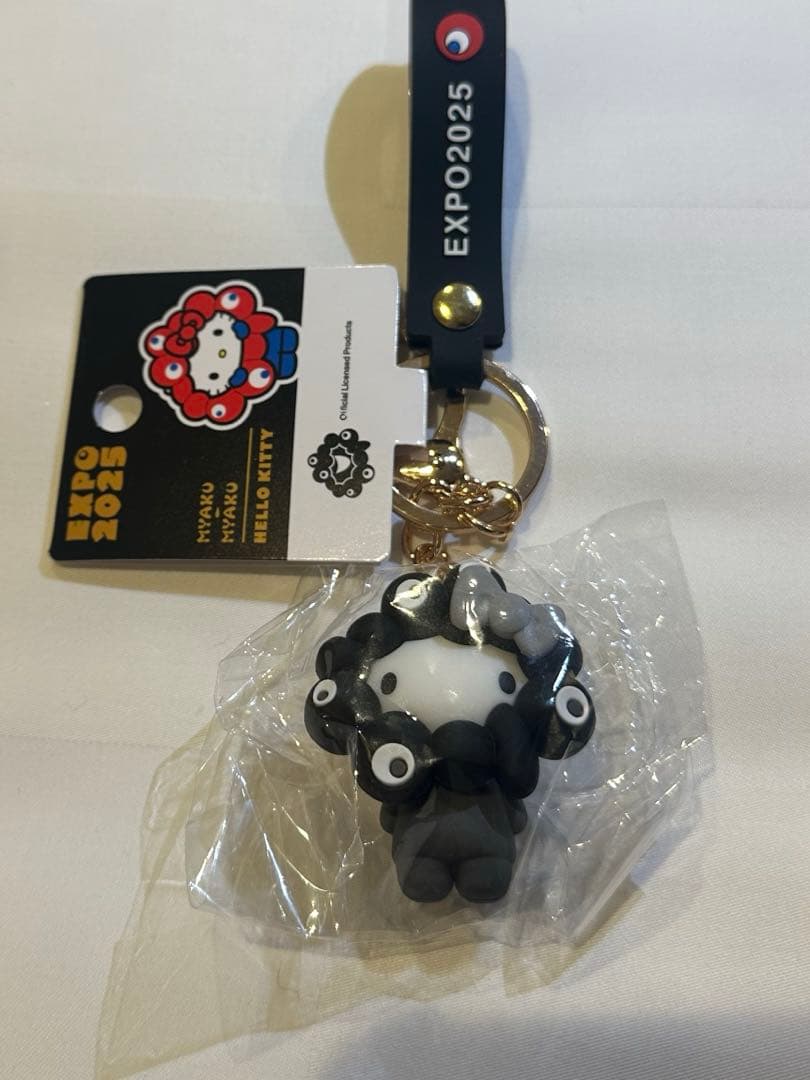 【キティ】大阪・関西万博　サンリオ　黒ミャクミャク　ハローキティ　キーホルダー