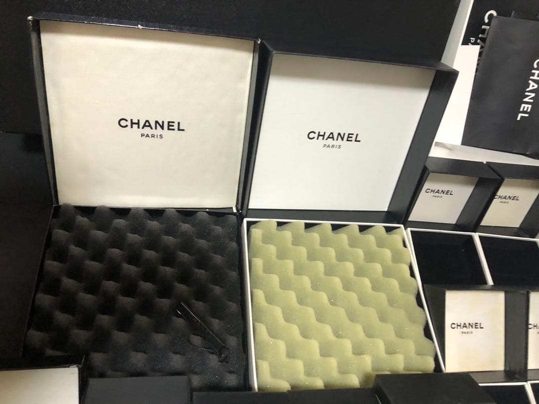シャネル　アクセサリー用箱　バッグ用箱　ピアス、ネックレス等に