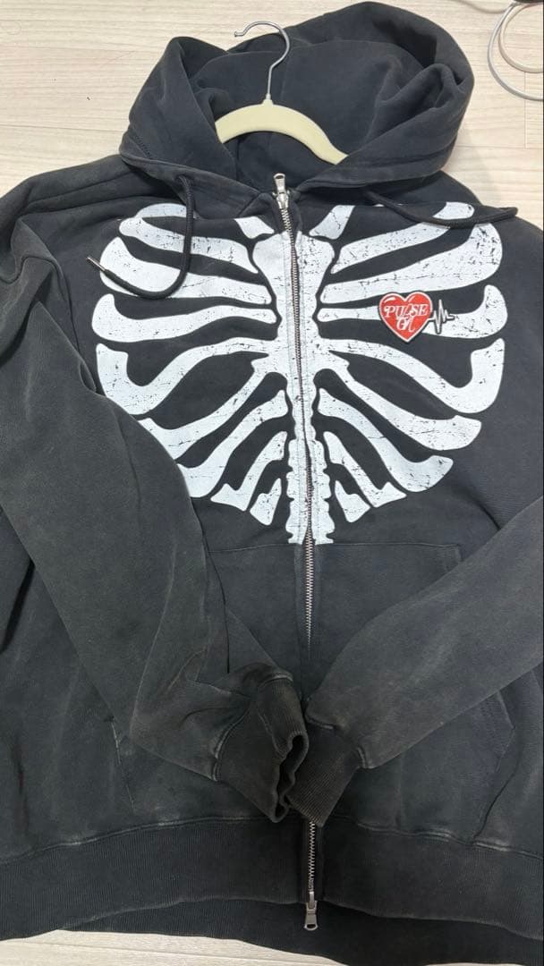 TREASURE PULSE ON ジップアップ フーディー（BLACK） L