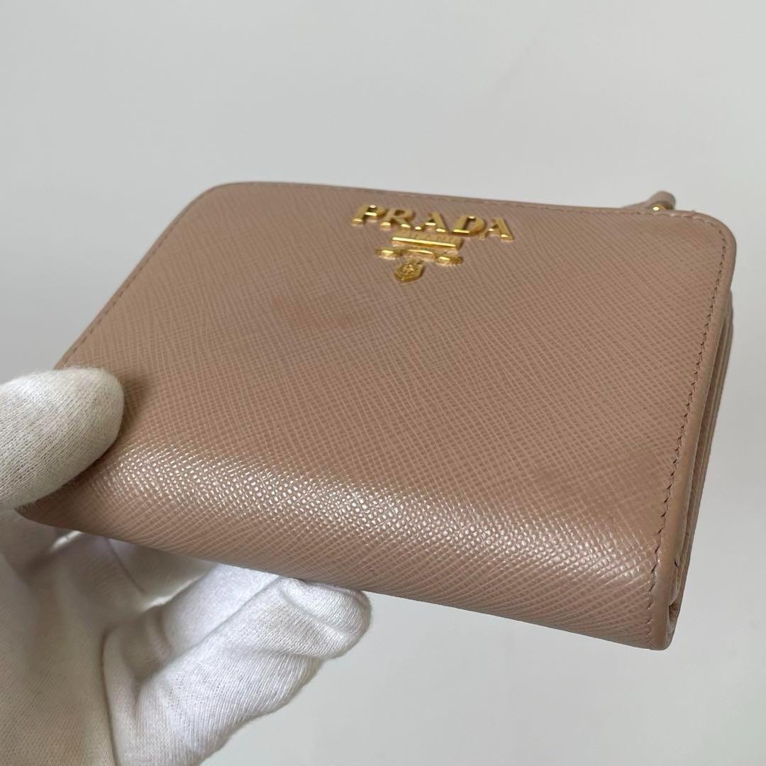【美品】プラダ 二つ折り財布 サフィアーノレザー ベージュ 1ML018