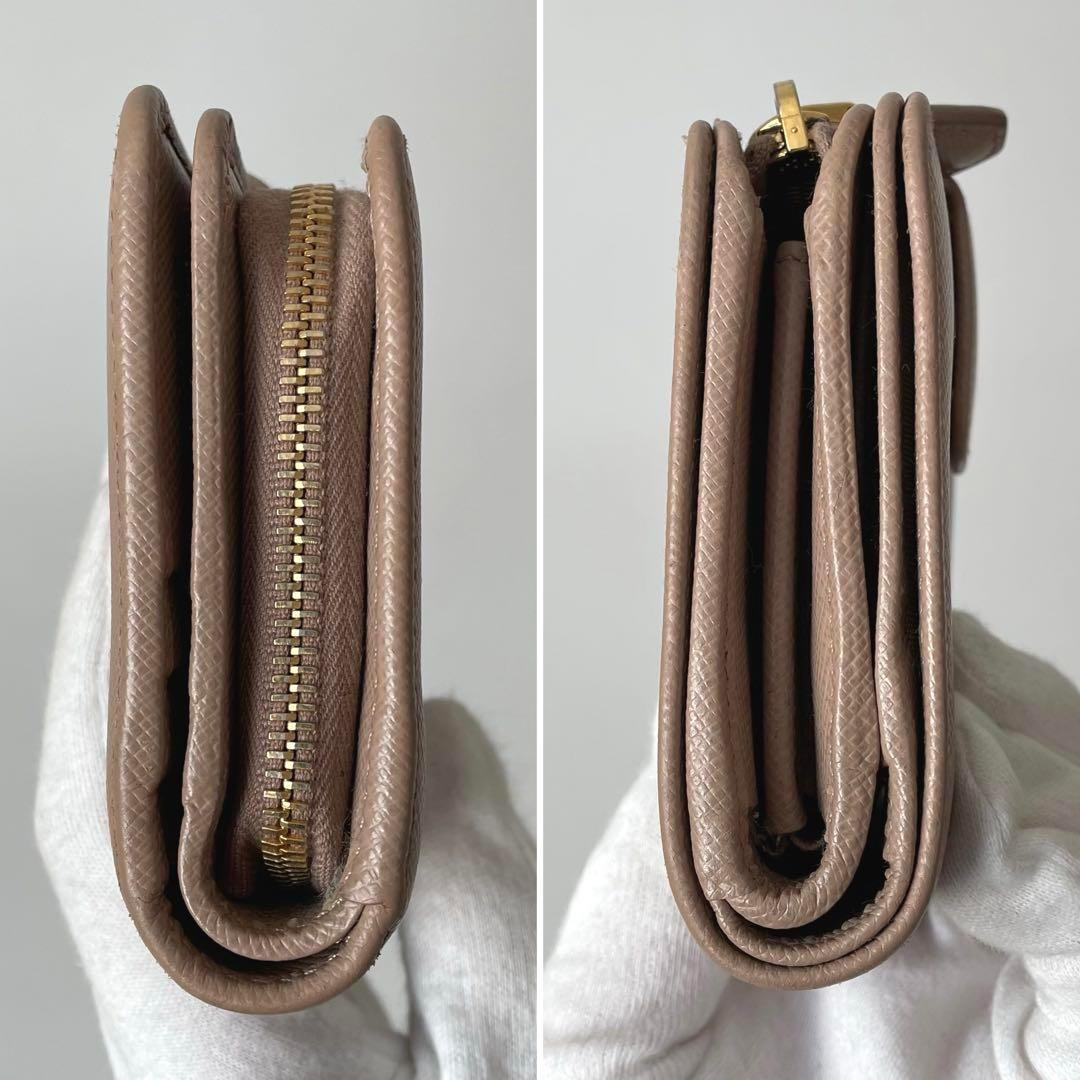 【美品】プラダ 二つ折り財布 サフィアーノレザー ベージュ 1ML018