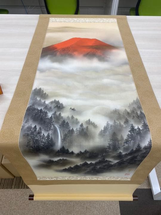 真っ赤に染まった霊峰富士は吉祥の構図で縁起物として年中かけられます。