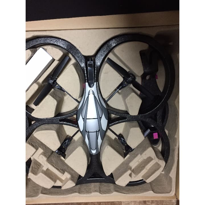 フランス・Parrot社製　ARドローン