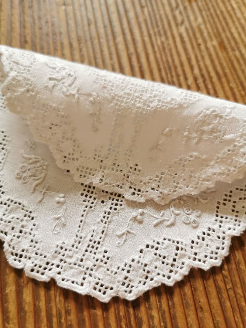 アンティーク アペンツェル小花刺繍 十字架&生物モザイクレース 精緻なドイリー