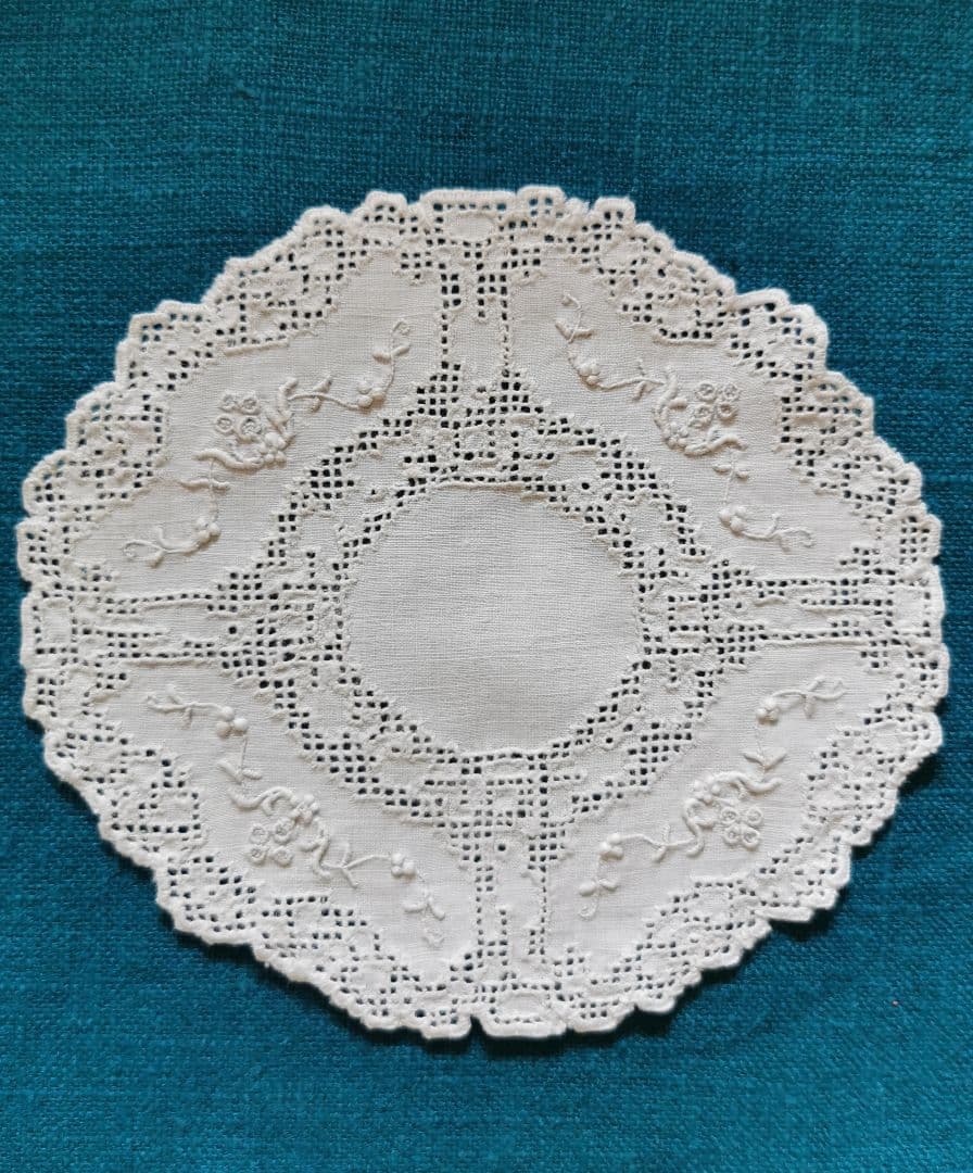 アンティーク アペンツェル小花刺繍 十字架&生物モザイクレース 精緻なドイリー