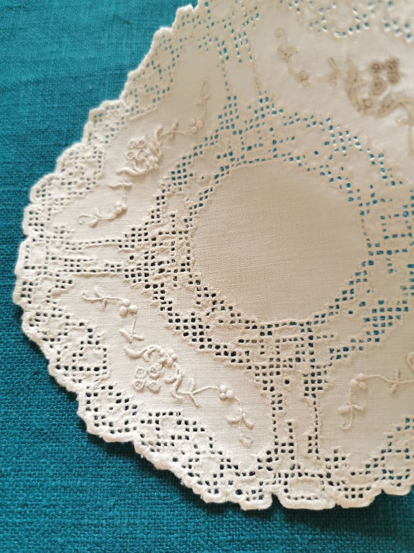 アンティーク アペンツェル小花刺繍 十字架&生物モザイクレース 精緻なドイリー