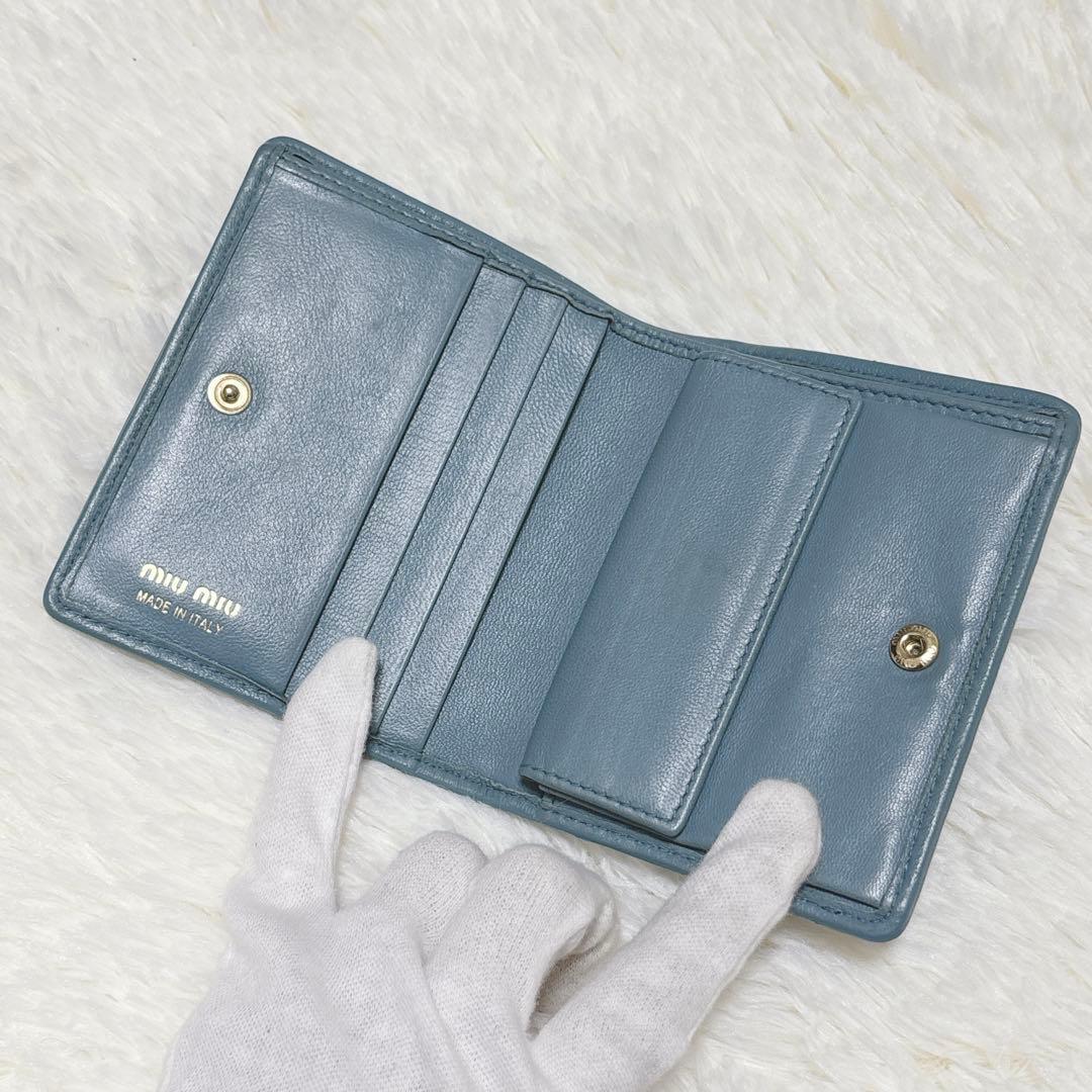 極美品✨️miumiu マテラッセ 二つ折り財布 ロゴ金具 ブルー 現行ロゴ