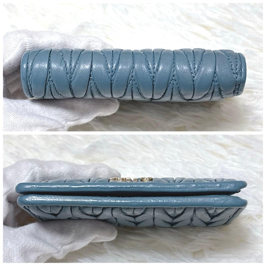 極美品✨️miumiu マテラッセ 二つ折り財布 ロゴ金具 ブルー 現行ロゴ