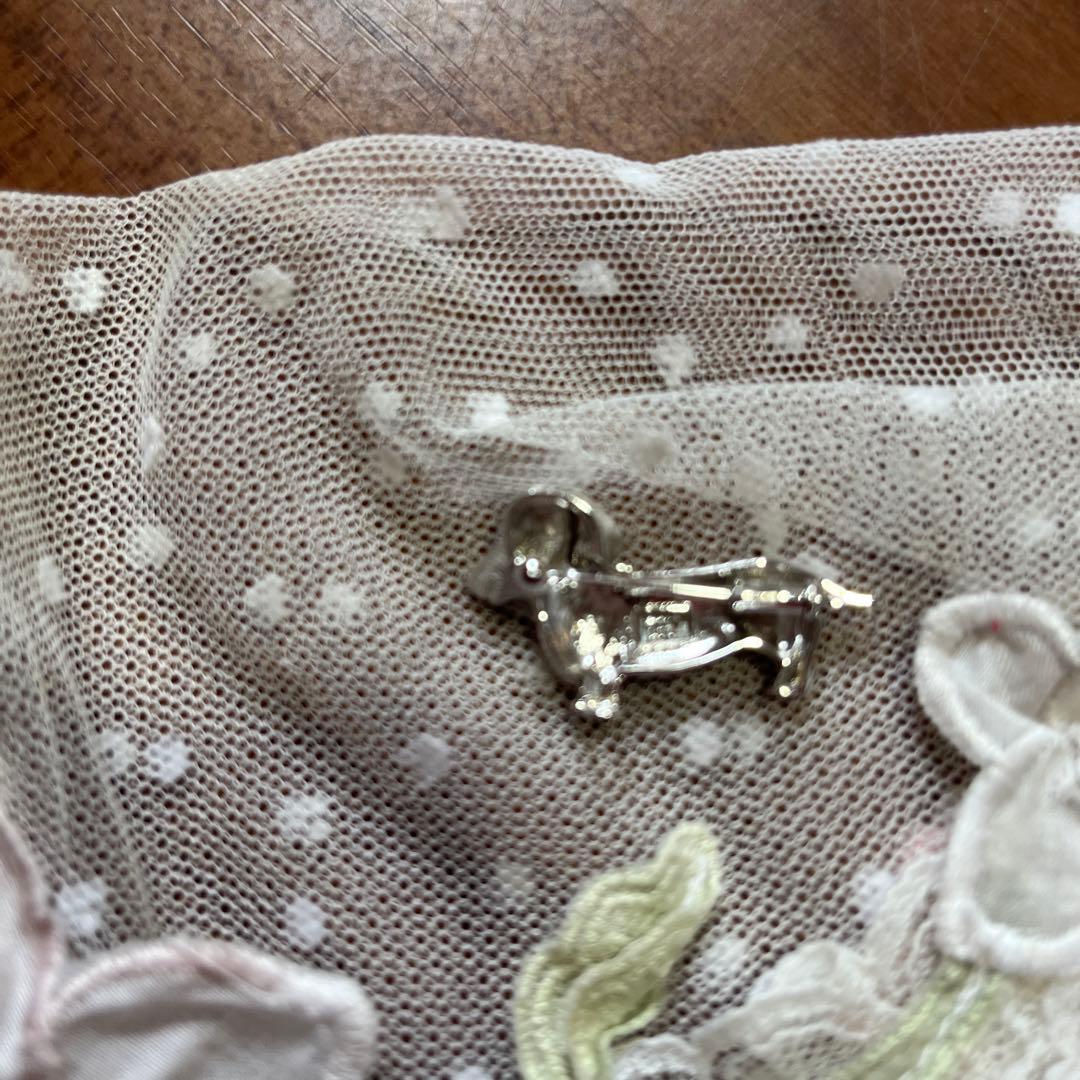 ミニチュアダックスのダイヤ付きブローチ