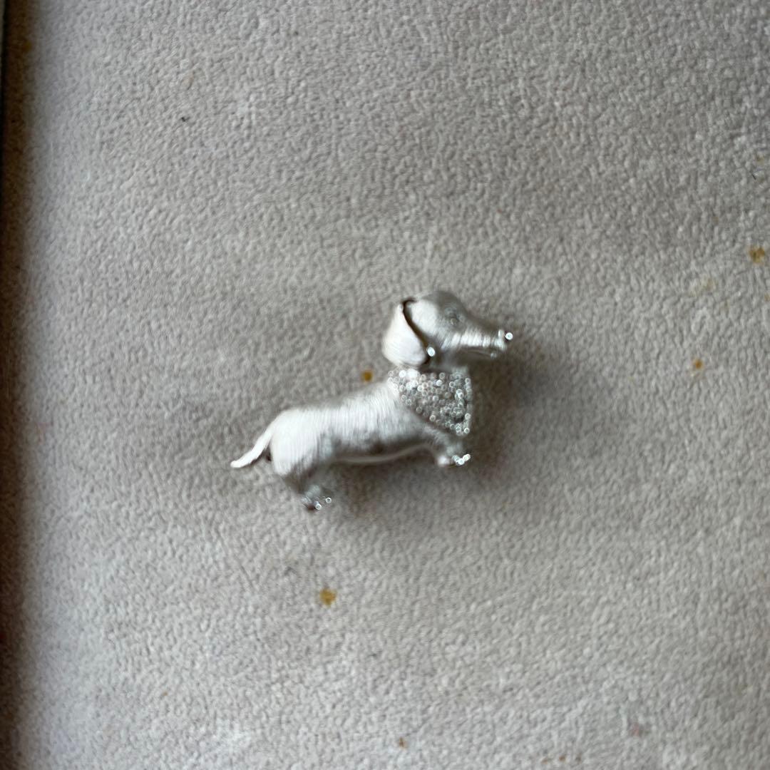 ミニチュアダックスのダイヤ付きブローチ