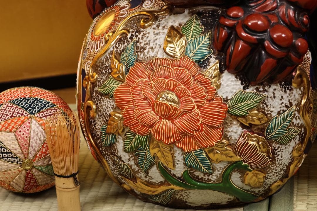 アン、九谷焼　八幡釜　太吉　獅子　牡丹　置物　床飾　高さ56㎝ BK043