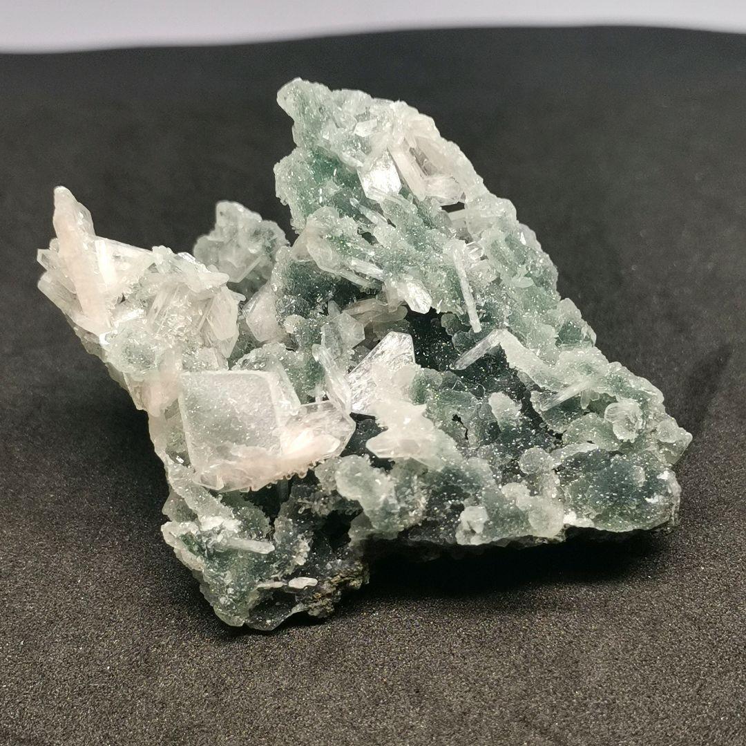 ブラックカルセドニー　ピンクスティルバイト