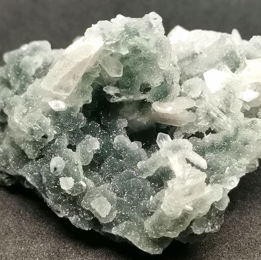 ブラックカルセドニー　ピンクスティルバイト