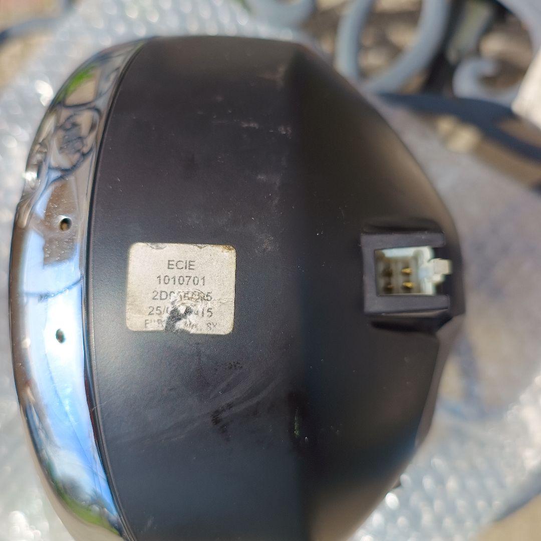 モトグッツィ V7III/V9ボバーのヘッドライト