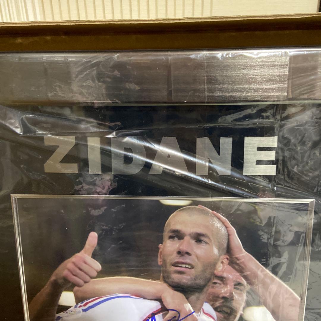 ジネディーヌ・ジダン直筆サインフォト　額入り
