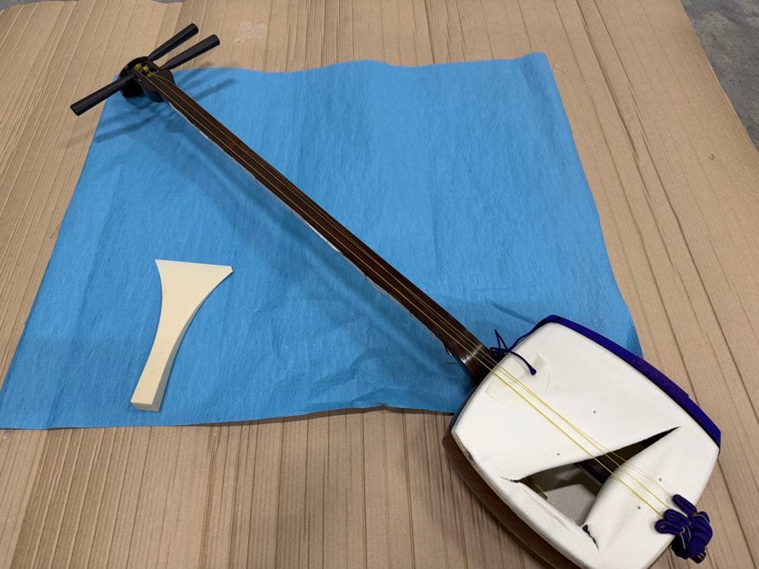 三味線本体 白と青 木製 バチ付き