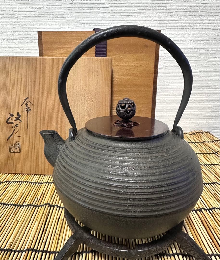 未使用品　南部正晴堂　伊藤 宝斎作 糸目南部形１２型唐金蓋 飾摘　南部鉄瓶