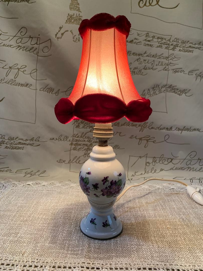 フランス製　アンティーク　スミレ柄の赤いシェードがプードルみたいな可愛いランプ！
